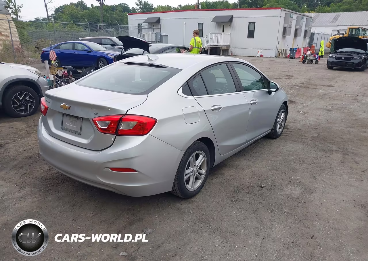 2018 Chevrolet Cruze Lt Auto VIN:1G1BE5SMXJ7131607 - 4