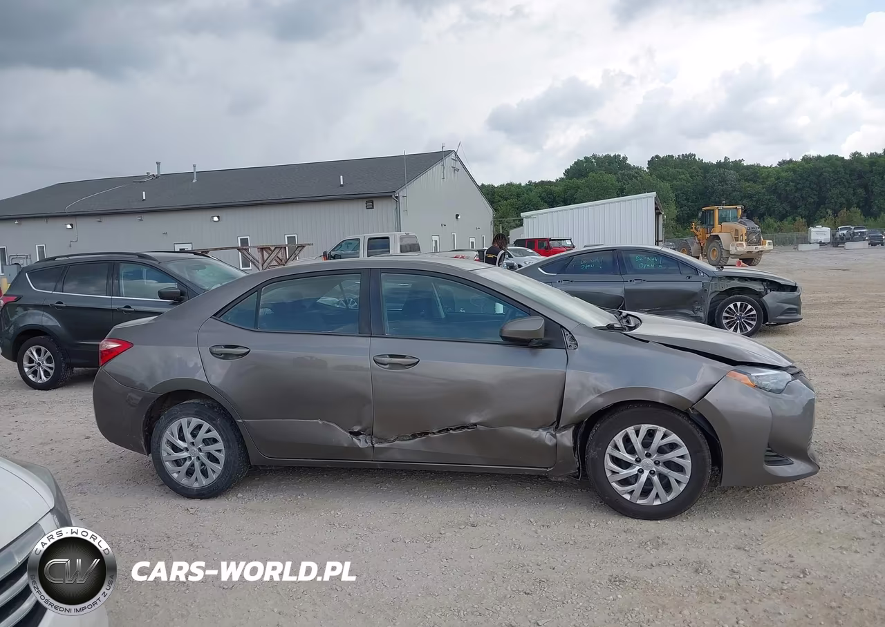 2018 Toyota Corolla Le VIN:5YFBURHE5JP806134 - 13