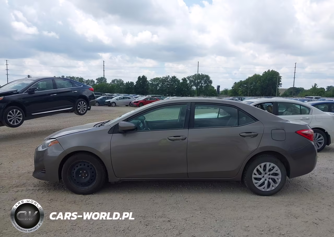 2018 Toyota Corolla Le VIN:5YFBURHE5JP806134 - 14