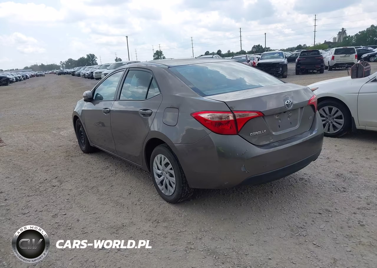 2018 Toyota Corolla Le VIN:5YFBURHE5JP806134 - 3