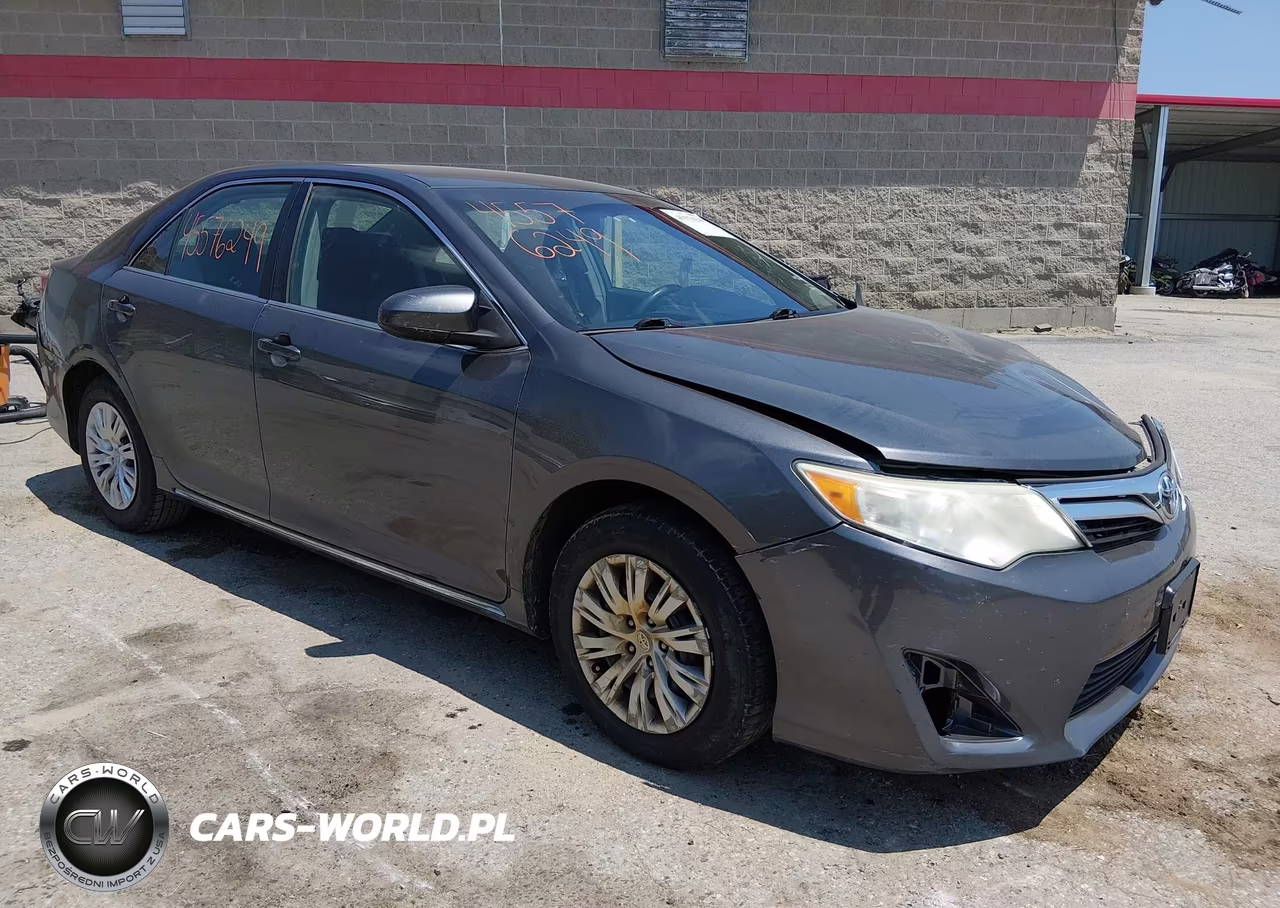 2014 Toyota Camry Le – zdjęcie 1 z 17