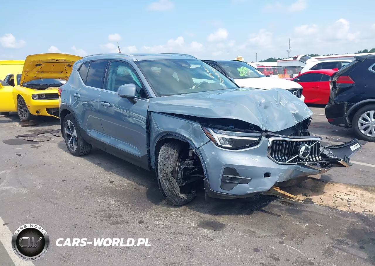 2023 Volvo Xc40 B5 Plus Bright Theme – zdjęcie 1 z 17