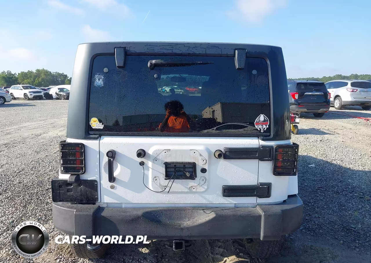 2015 Jeep Wrangler Unlimited Sahara VIN:1C4BJWEG9FL746372 - 16