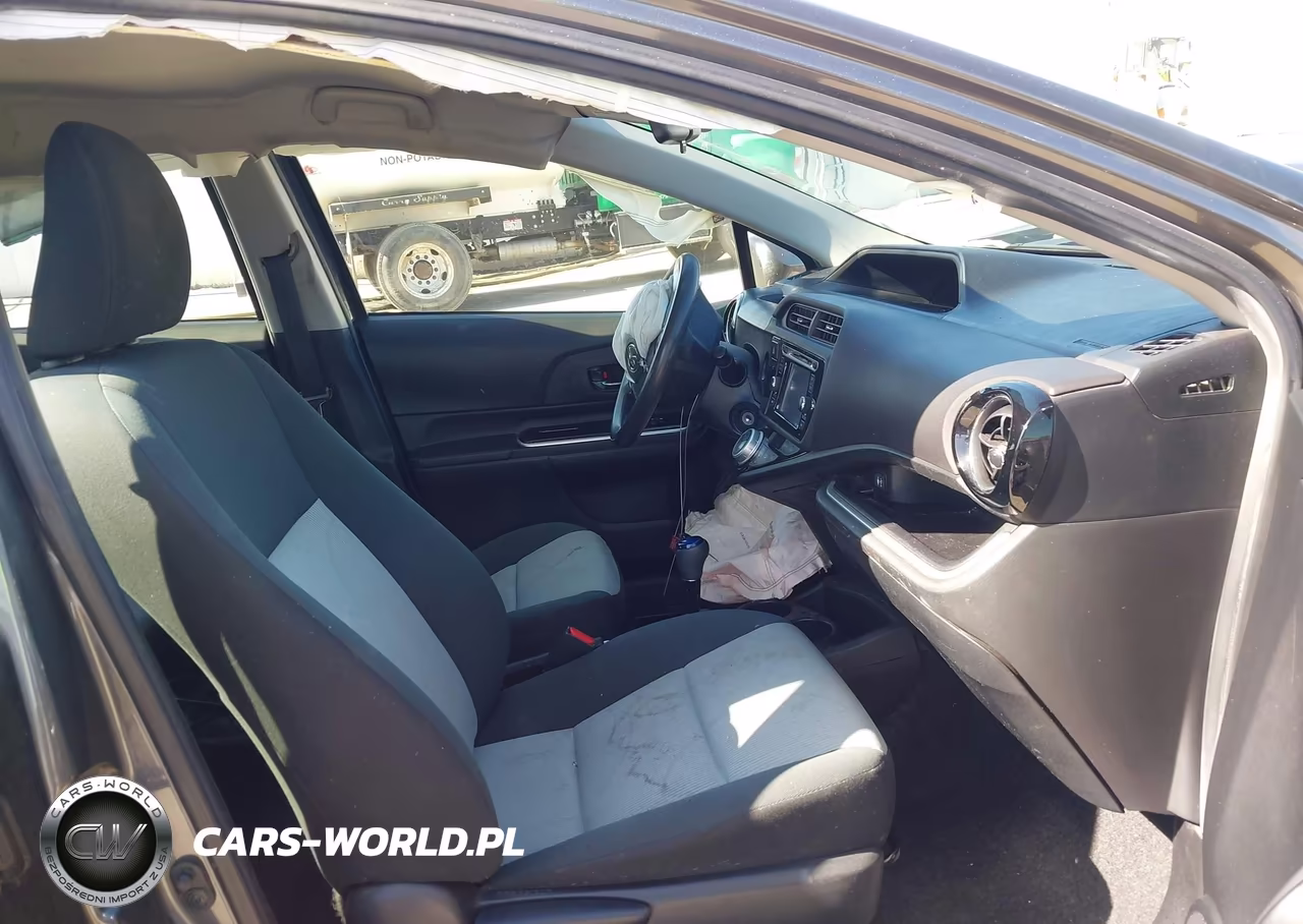 2016 Toyota Prius C Two VIN:JTDKDTB31G1137961 - 5