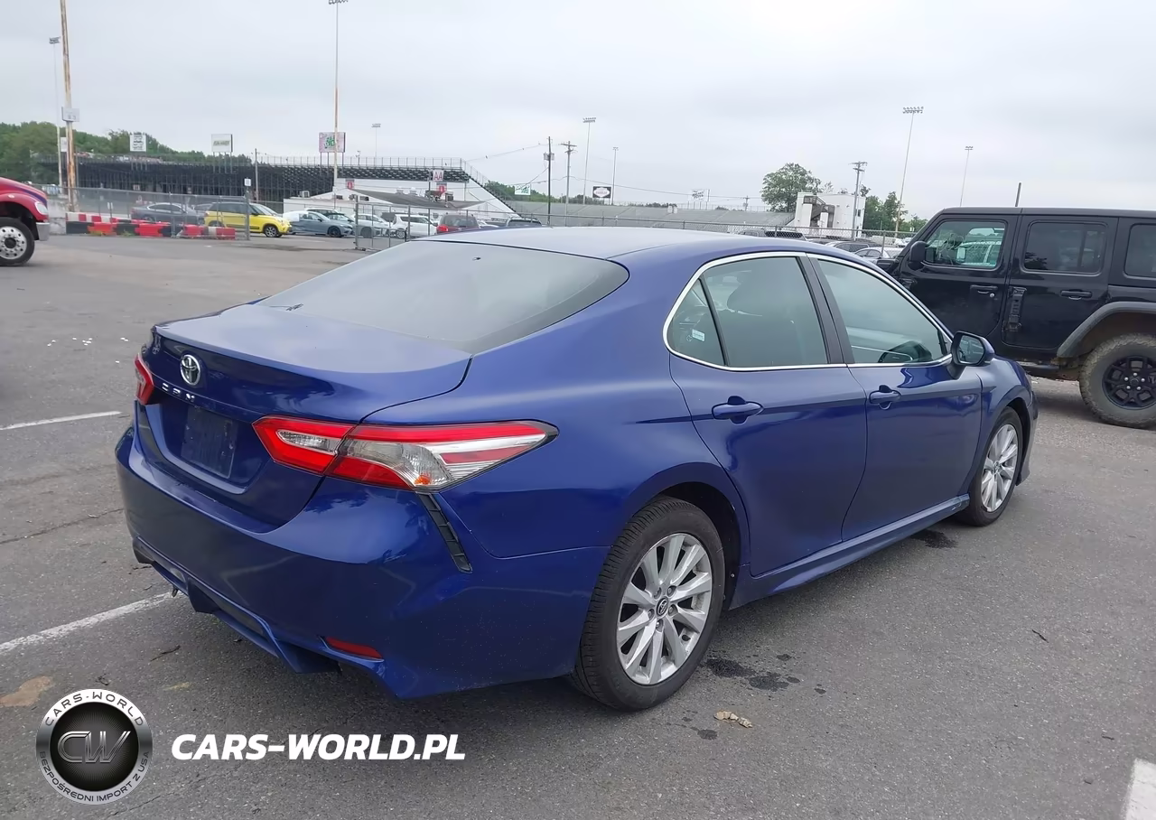 2018 Toyota Camry Le VIN:4T1B11HK4JU501190 - 4