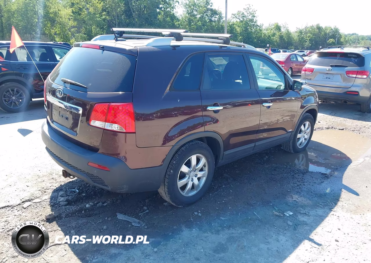2011 Kia Sorento Lx VIN:5XYKTDA18BG111617 - 4