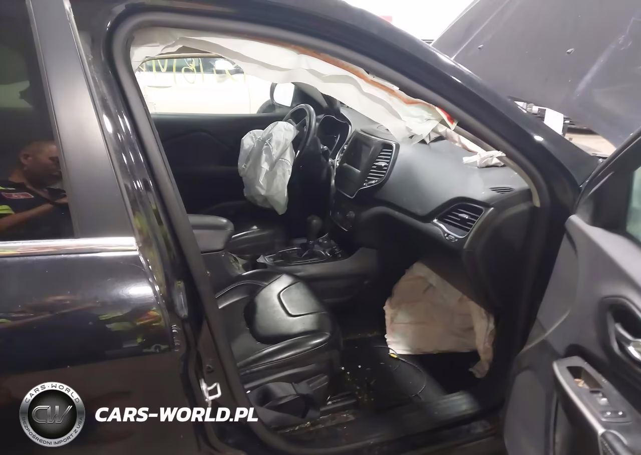 2019 Jeep Cherokee Latitude Plus 4X4 VIN:1C4PJMLB9KD354644 - 5