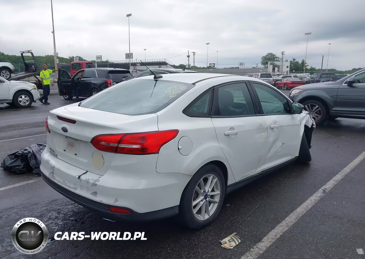 2016 Ford Focus Se VIN:1FADP3F24GL381406 - 4