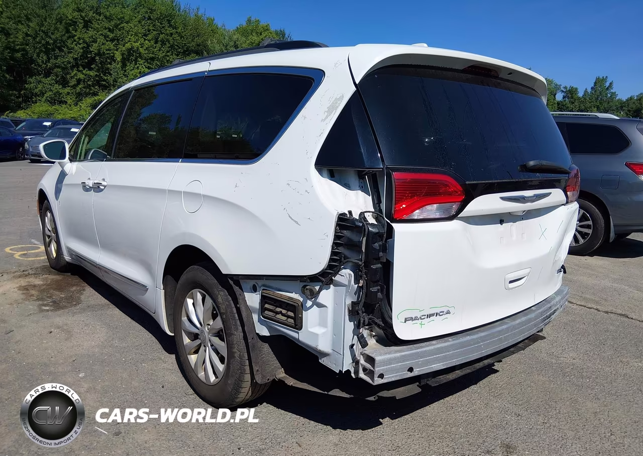 2017 Chrysler Pacifica Touring-L VIN:2C4RC1BG6HR524401 - 3