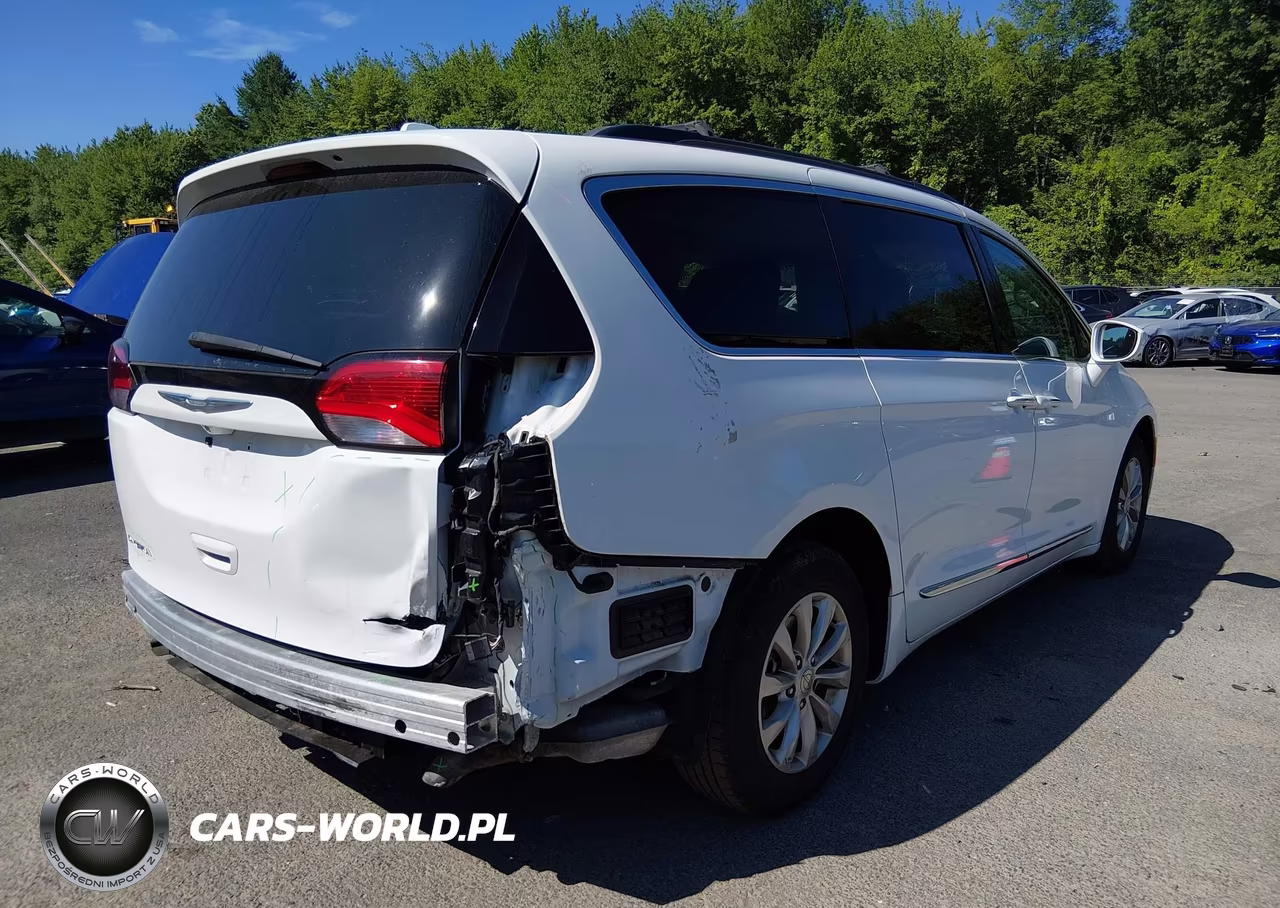 2017 Chrysler Pacifica Touring-L VIN:2C4RC1BG6HR524401 - 4