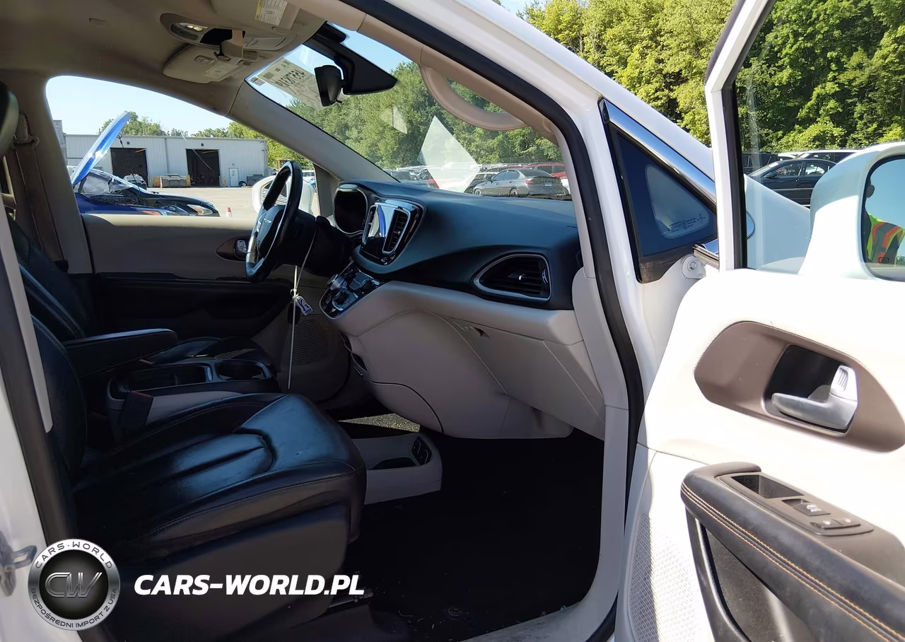 2017 Chrysler Pacifica Touring-L VIN:2C4RC1BG6HR524401 - 5