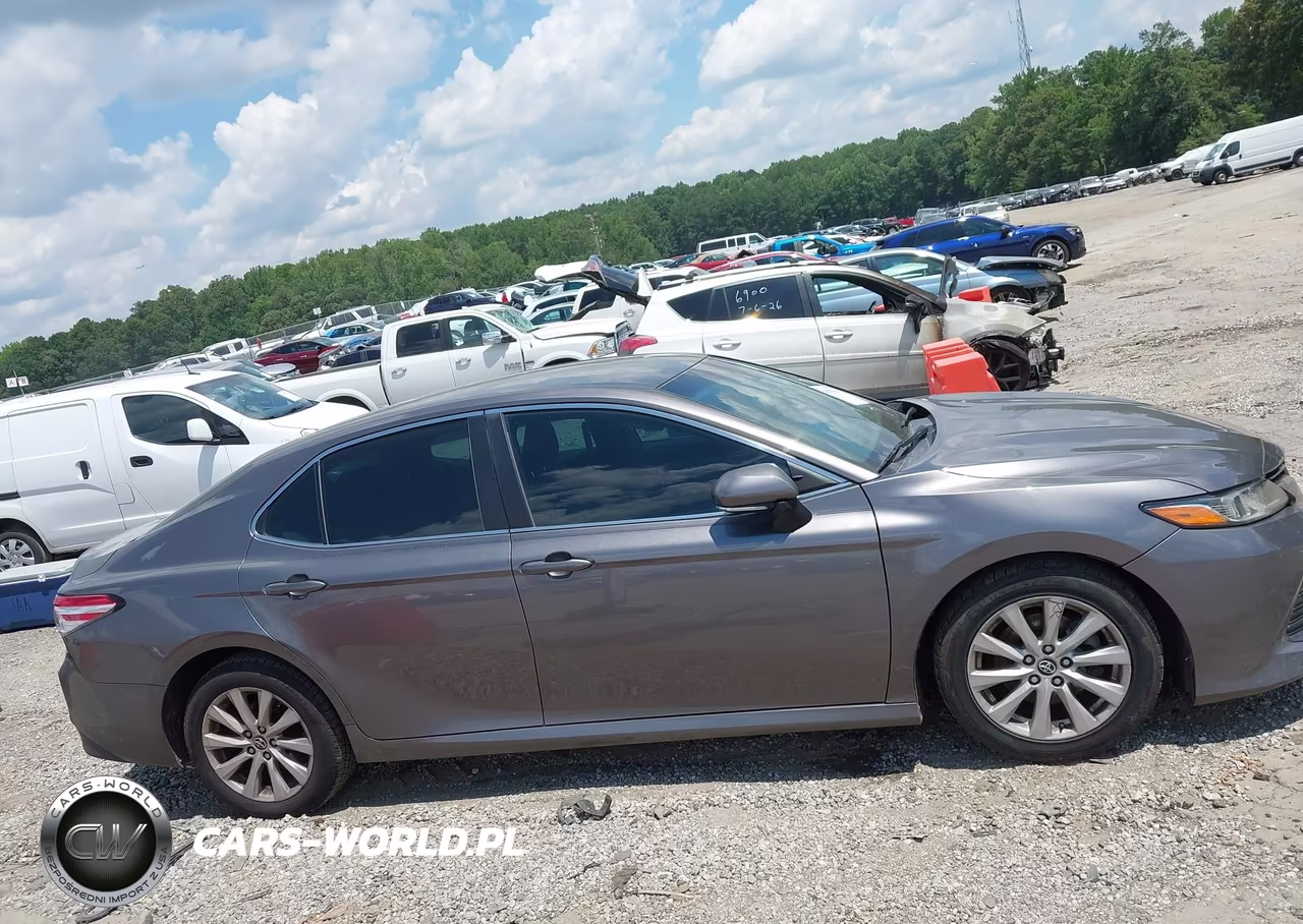 2018 Toyota Camry Le VIN:4T1B11HK7JU604040 - 13