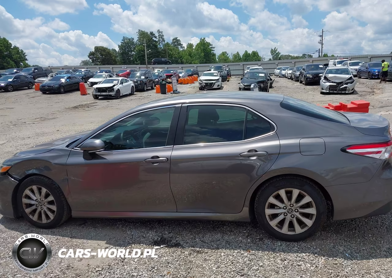 2018 Toyota Camry Le VIN:4T1B11HK7JU604040 - 14
