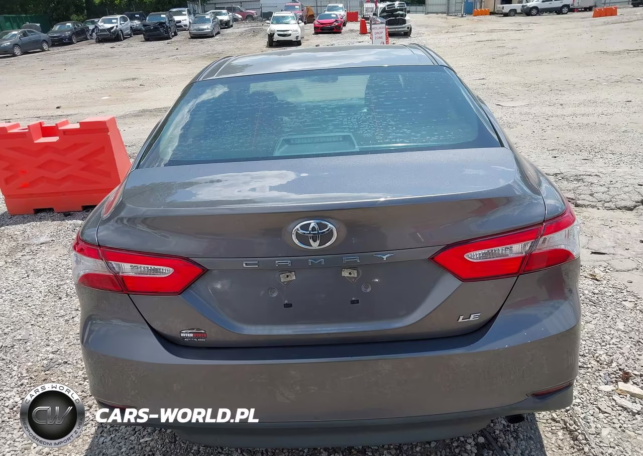 2018 Toyota Camry Le VIN:4T1B11HK7JU604040 - 16