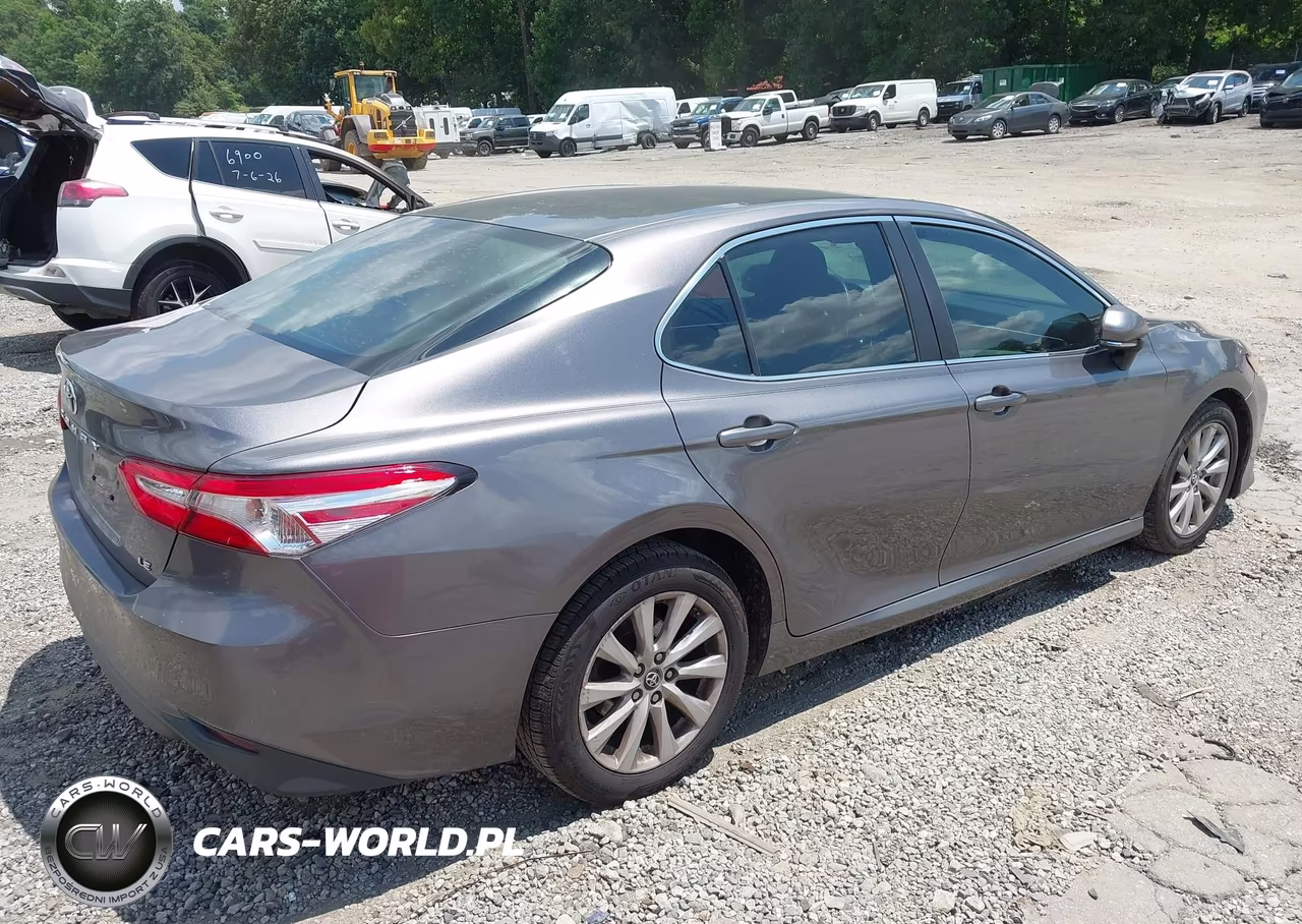 2018 Toyota Camry Le VIN:4T1B11HK7JU604040 - 4
