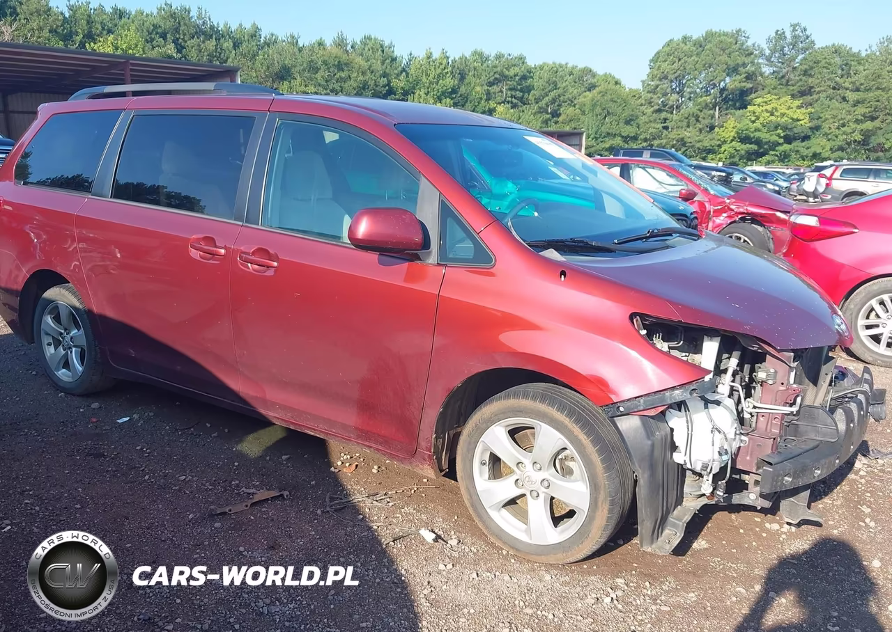2014 Toyota Sienna Le V6 8 Passenger