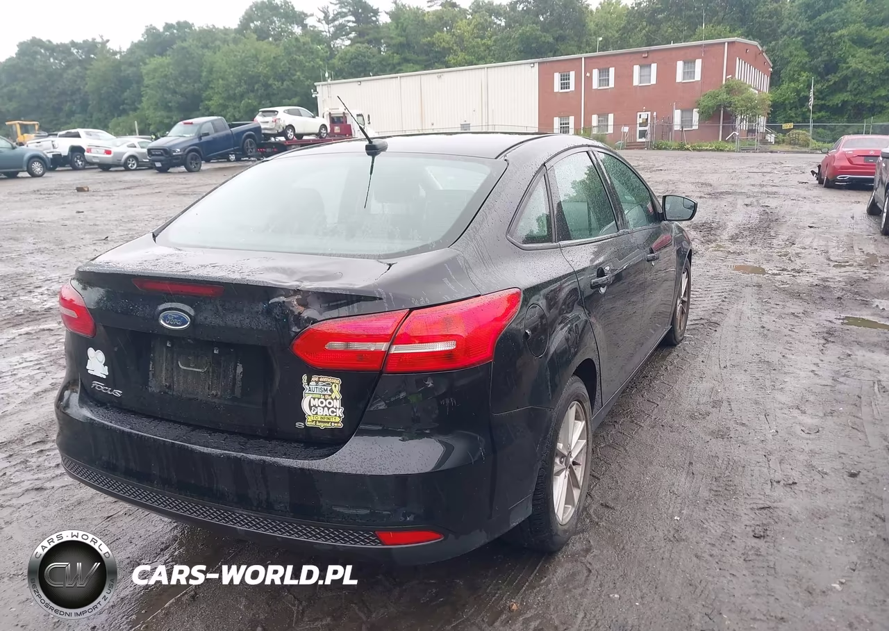 2017 Ford Focus Se VIN:1FADP3F28HL247449 - 4
