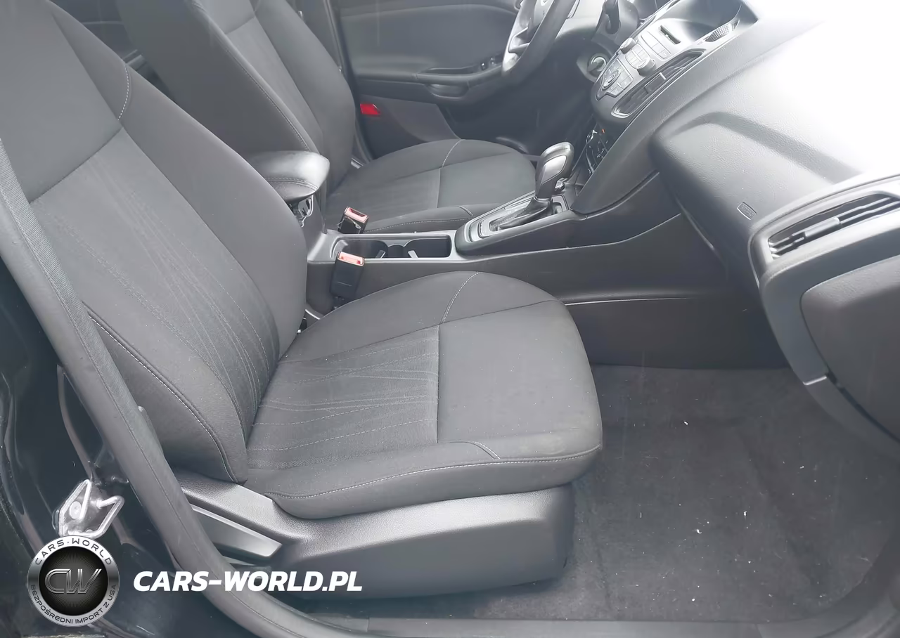 2017 Ford Focus Se VIN:1FADP3F28HL247449 - 5