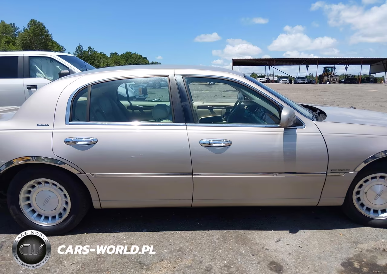 2000 Lincoln Town Car Executive VIN:1LNHM81W9YY914300 - 13