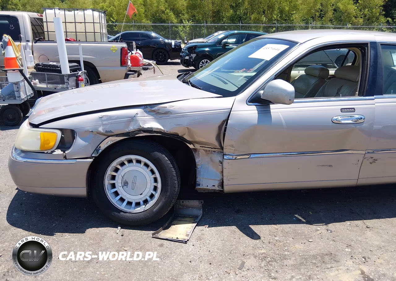 2000 Lincoln Town Car Executive VIN:1LNHM81W9YY914300 - 17