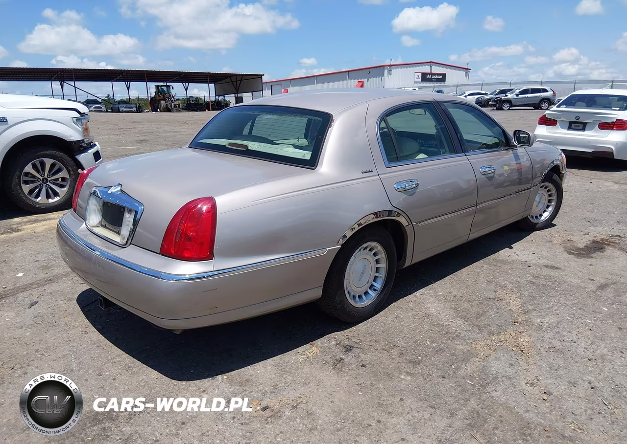 2000 Lincoln Town Car Executive VIN:1LNHM81W9YY914300 - 4