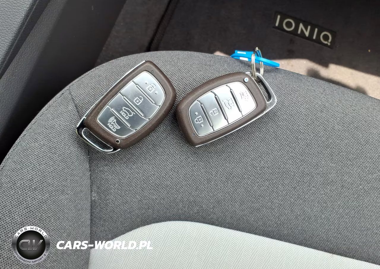 2020 Hyundai Ioniq Hybrid Blue VIN:KMHC65LCXLU220317 - 11