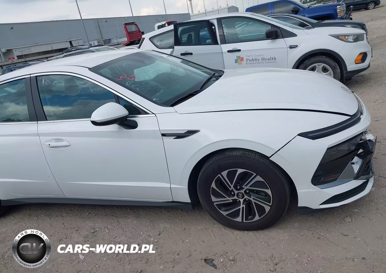 2026 Hyundai Sonata Hybrid Blue VIN:KMHL24JJXTA147975 - 13