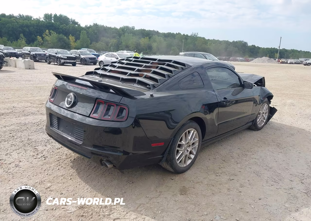 2014 Ford Mustang V6 Premium VIN:1ZVBP8AM1E5331861 - 4