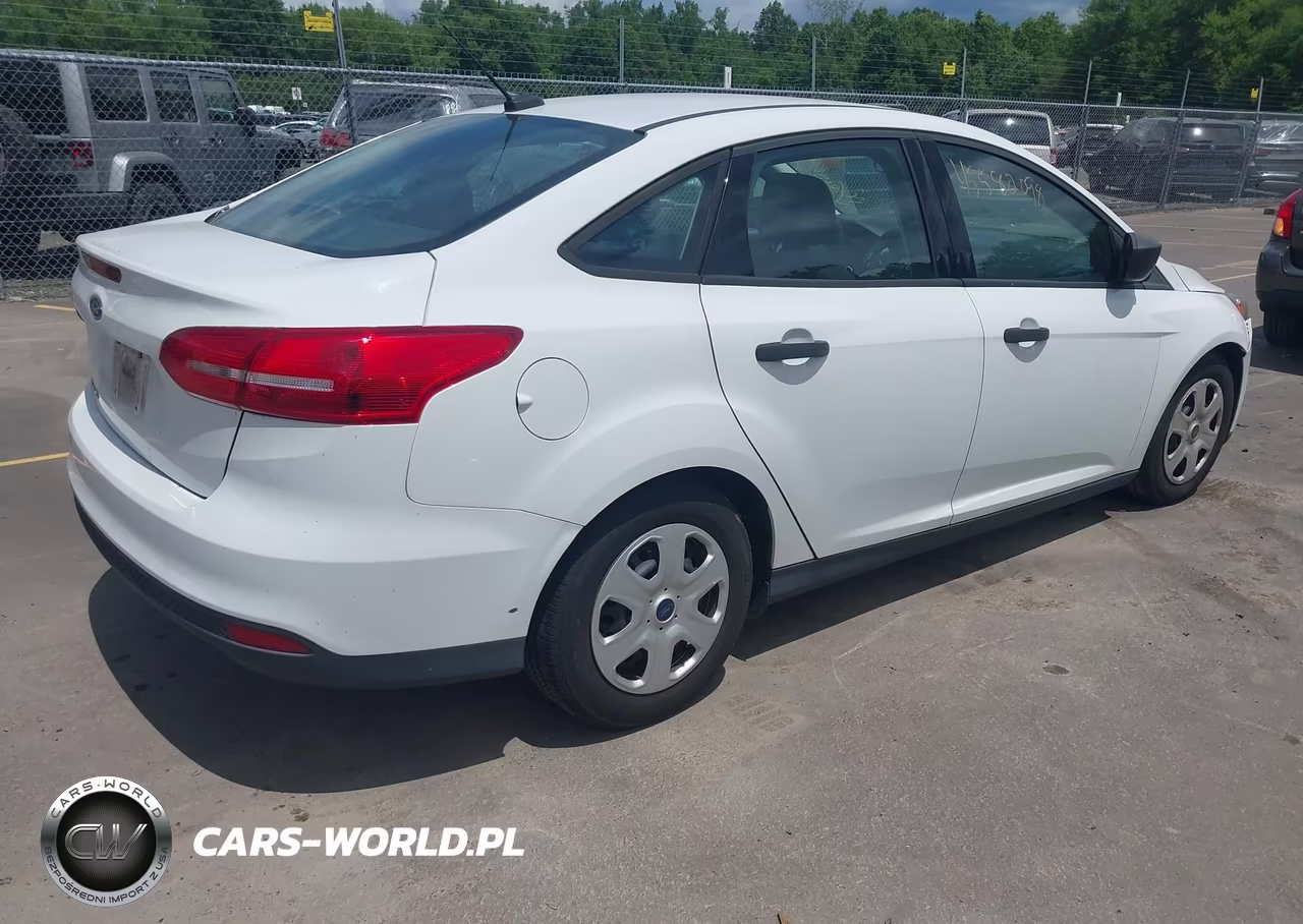 2016 Ford Focus S VIN:1FADP3E2XGL232032 - 4