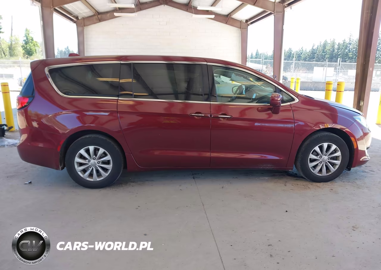 2019 Chrysler Pacifica Touring Plus VIN:2C4RC1FG4KR508389 - 13