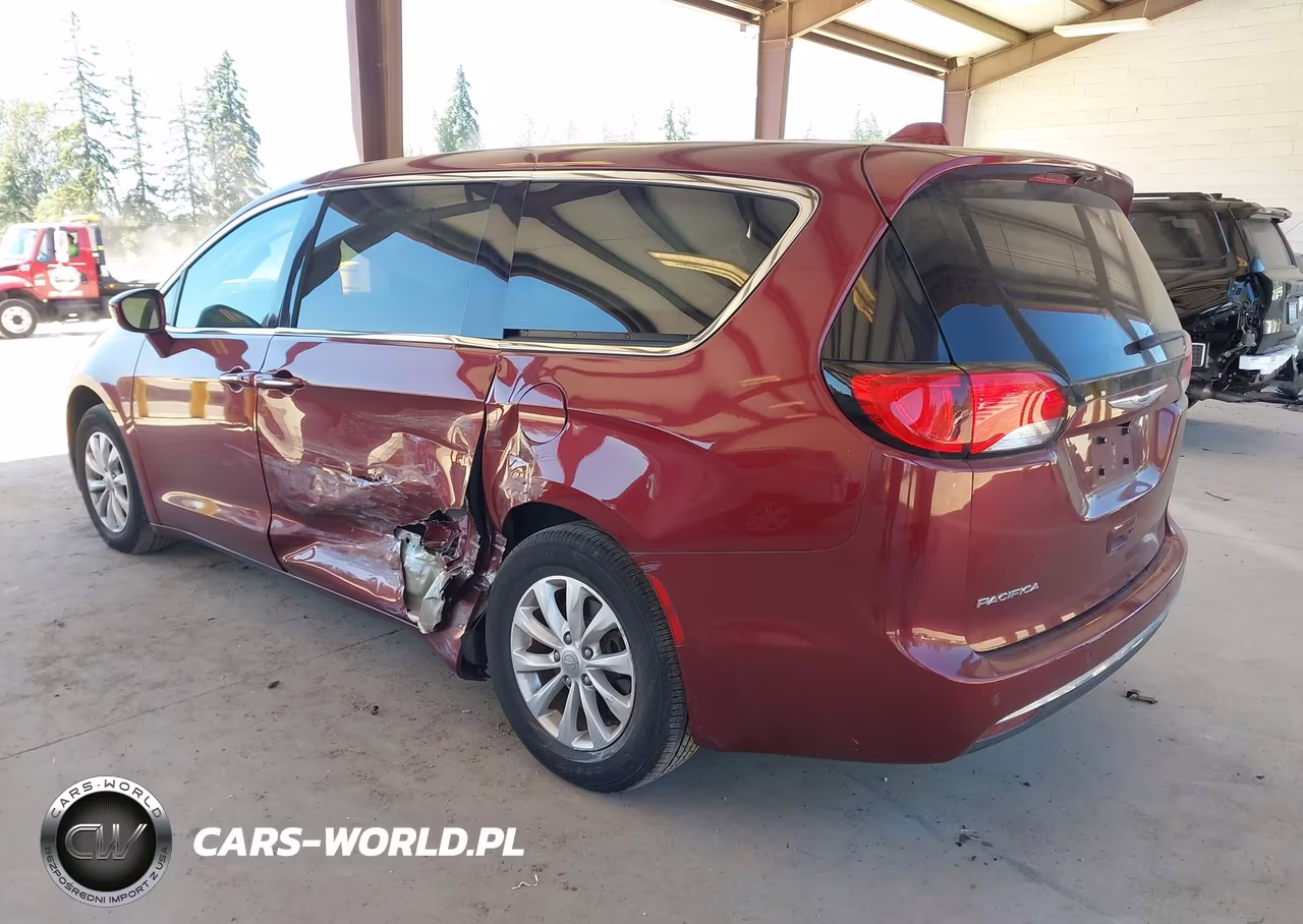 2019 Chrysler Pacifica Touring Plus VIN:2C4RC1FG4KR508389 - 3
