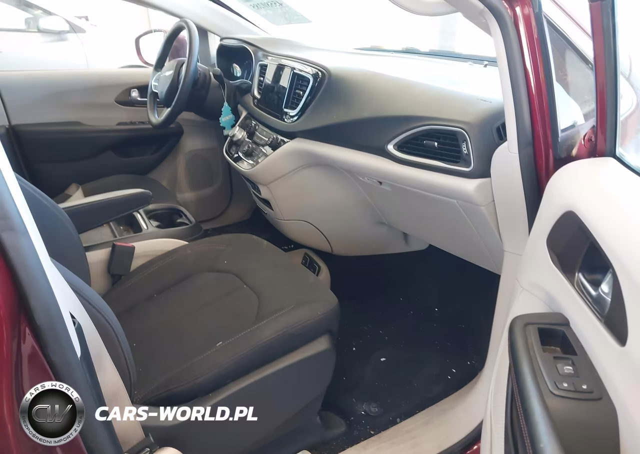 2019 Chrysler Pacifica Touring Plus VIN:2C4RC1FG4KR508389 - 5