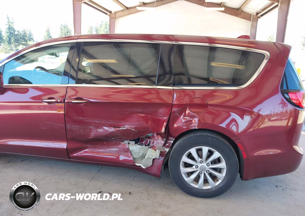 2019 Chrysler Pacifica Touring Plus VIN:2C4RC1FG4KR508389 - 6