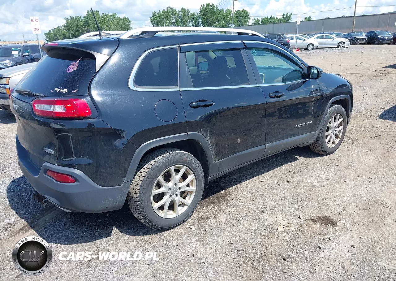 2018 Jeep Cherokee Latitude Plus 4X4 VIN:1C4PJMLXXJD517408 - 4