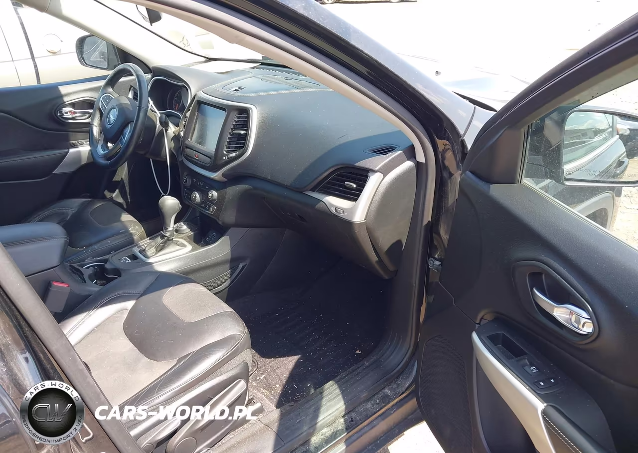 2018 Jeep Cherokee Latitude Plus 4X4 VIN:1C4PJMLXXJD517408 - 5