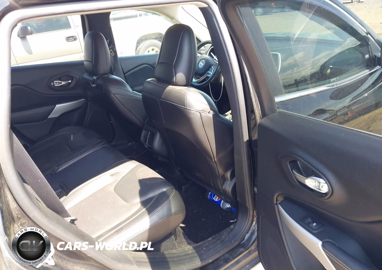 2018 Jeep Cherokee Latitude Plus 4X4 VIN:1C4PJMLXXJD517408 - 8