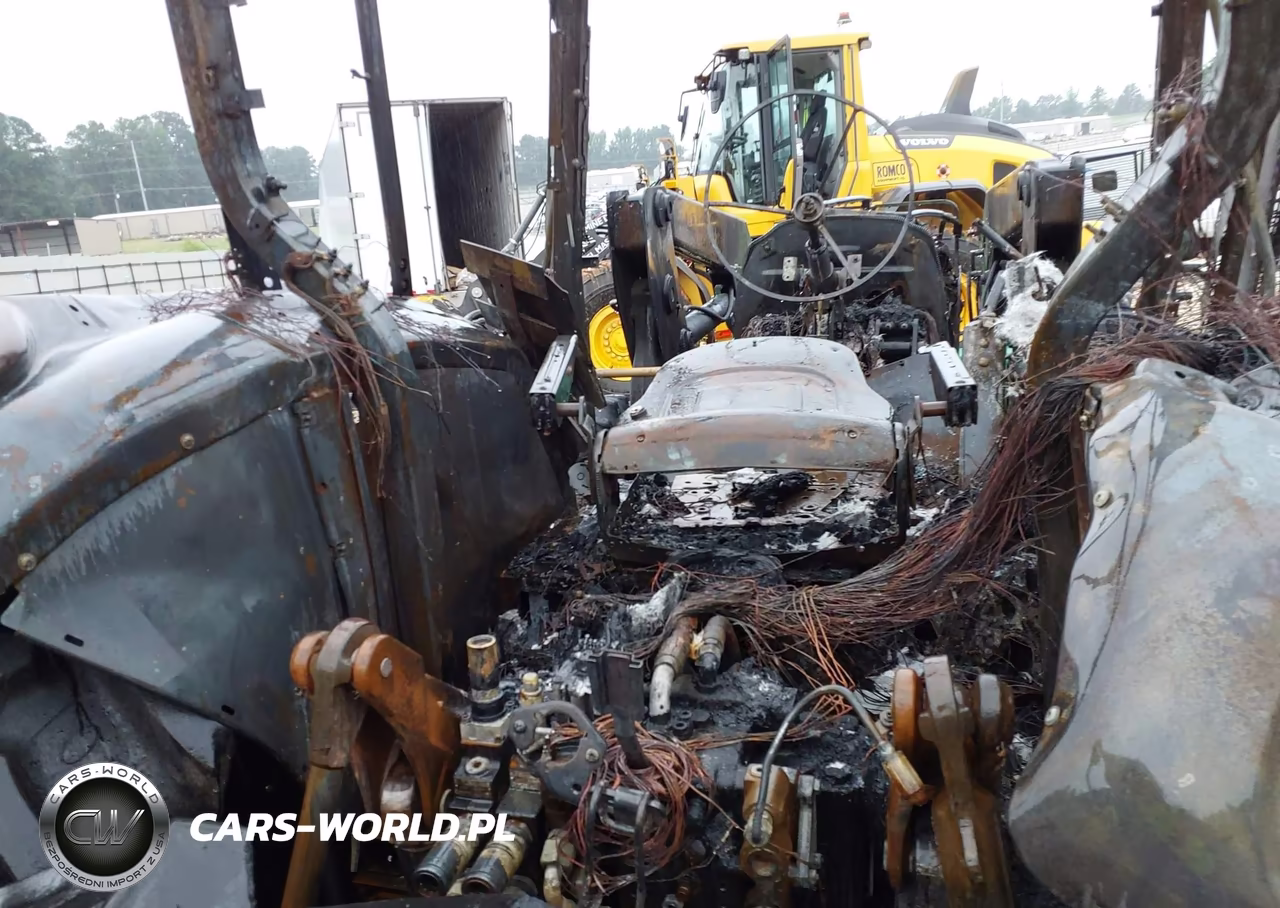 2015 John Deere 6330 Tractor VIN:1L06330XLBH701776 - 8