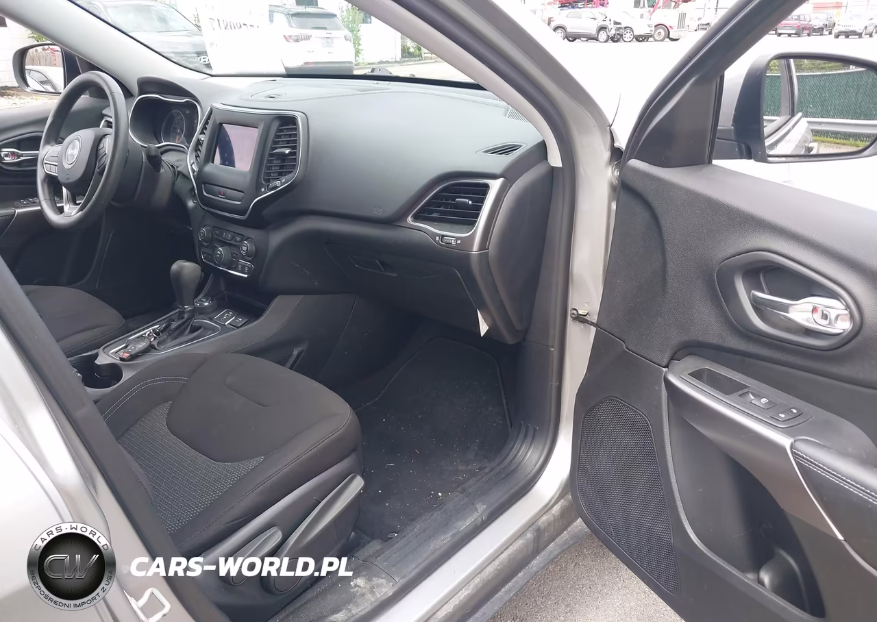 2019 Jeep Cherokee Latitude 4X4 VIN:1C4PJMCBXKD449472 - 5