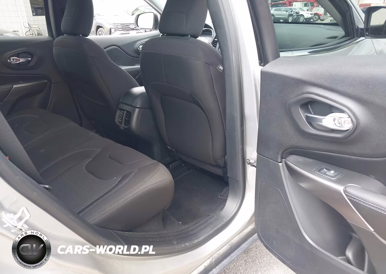 2019 Jeep Cherokee Latitude 4X4 VIN:1C4PJMCBXKD449472 - 8
