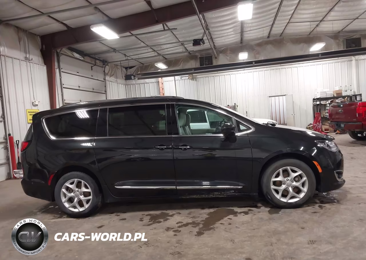 2017 Chrysler Pacifica Touring-L Plus VIN:2C4RC1EGXHR652863 - 13