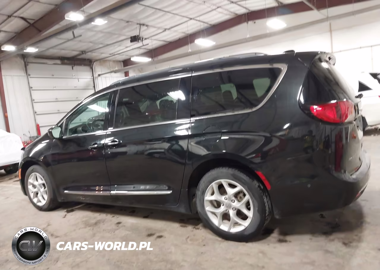 2017 Chrysler Pacifica Touring-L Plus VIN:2C4RC1EGXHR652863 - 14