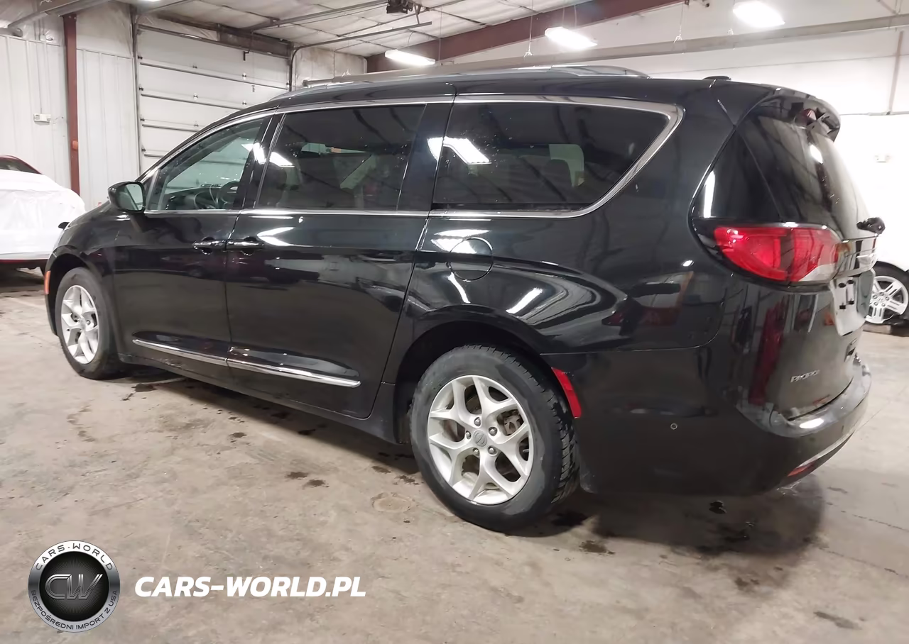 2017 Chrysler Pacifica Touring-L Plus VIN:2C4RC1EGXHR652863 - 3