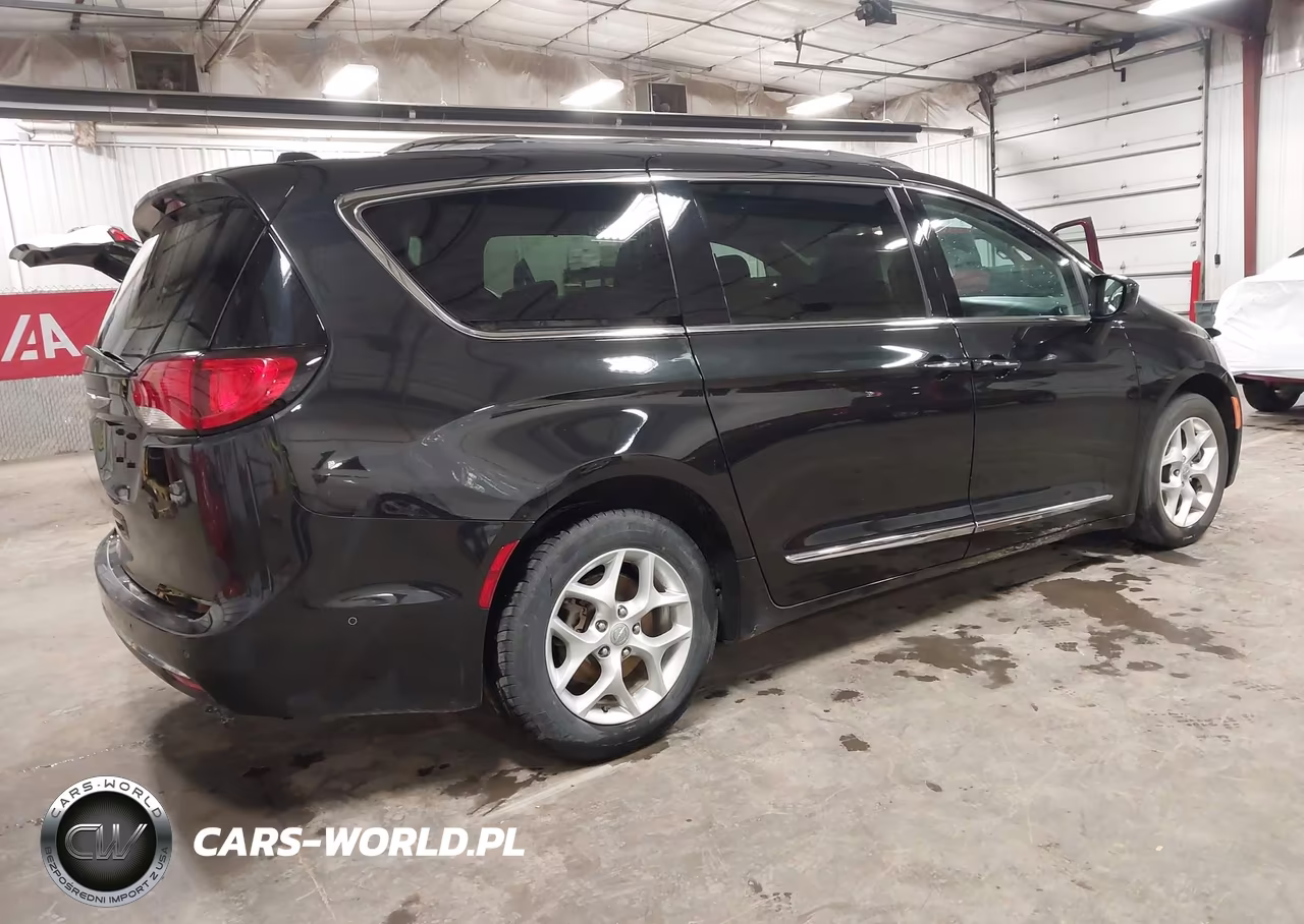2017 Chrysler Pacifica Touring-L Plus VIN:2C4RC1EGXHR652863 - 4