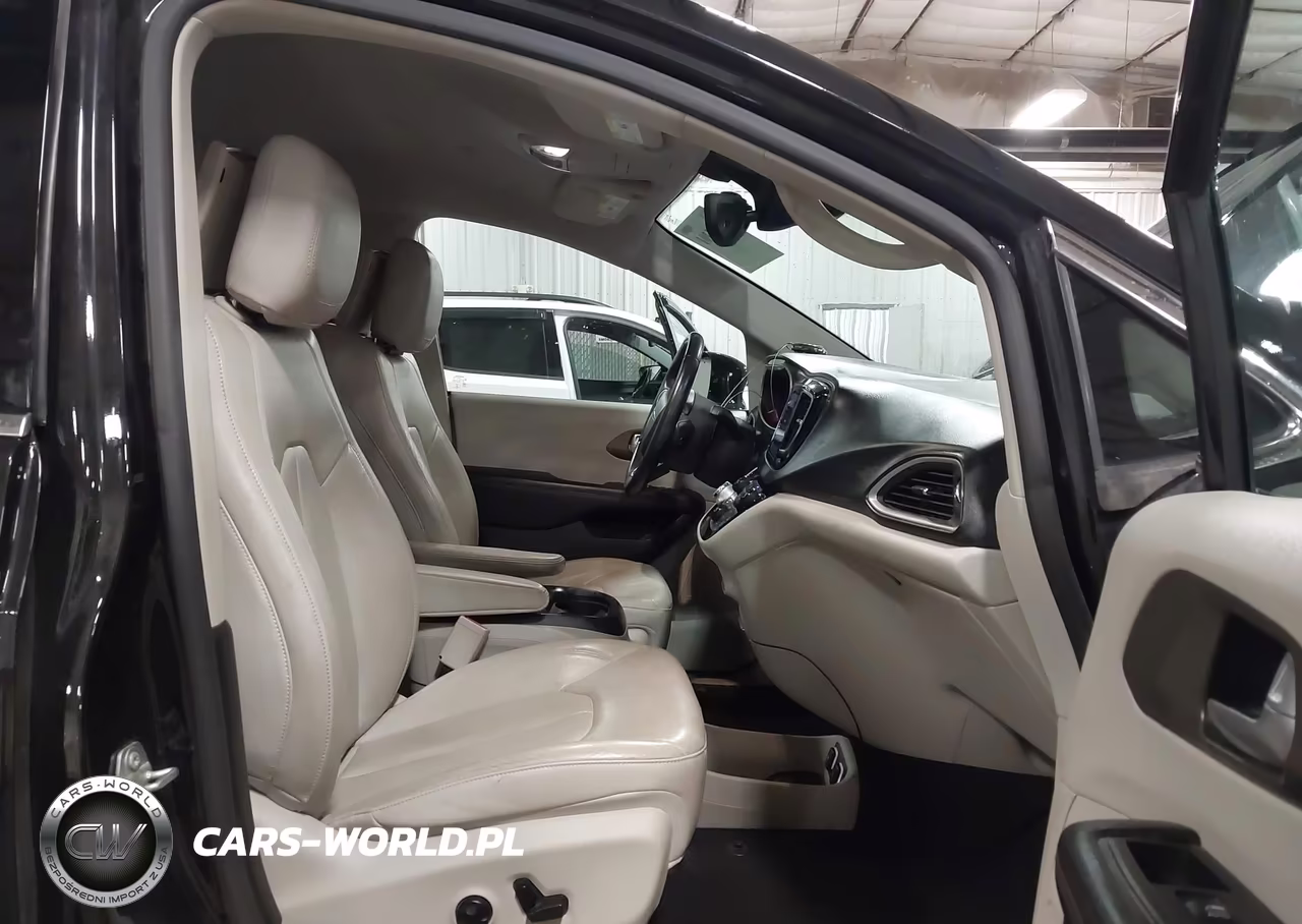 2017 Chrysler Pacifica Touring-L Plus VIN:2C4RC1EGXHR652863 - 5