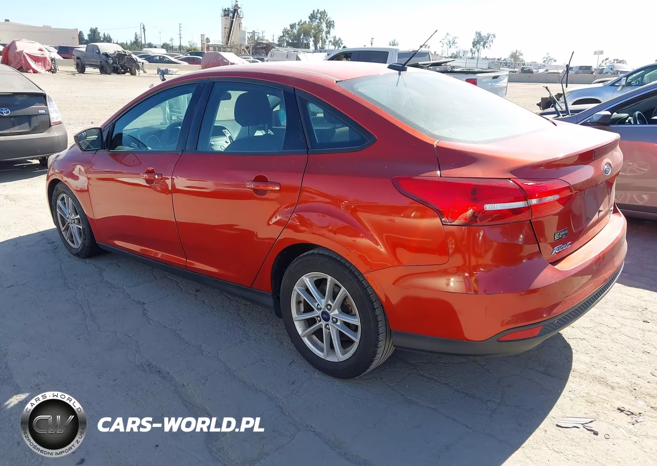 2018 Ford Focus Se VIN:1FADP3FE9JL264972 - 3