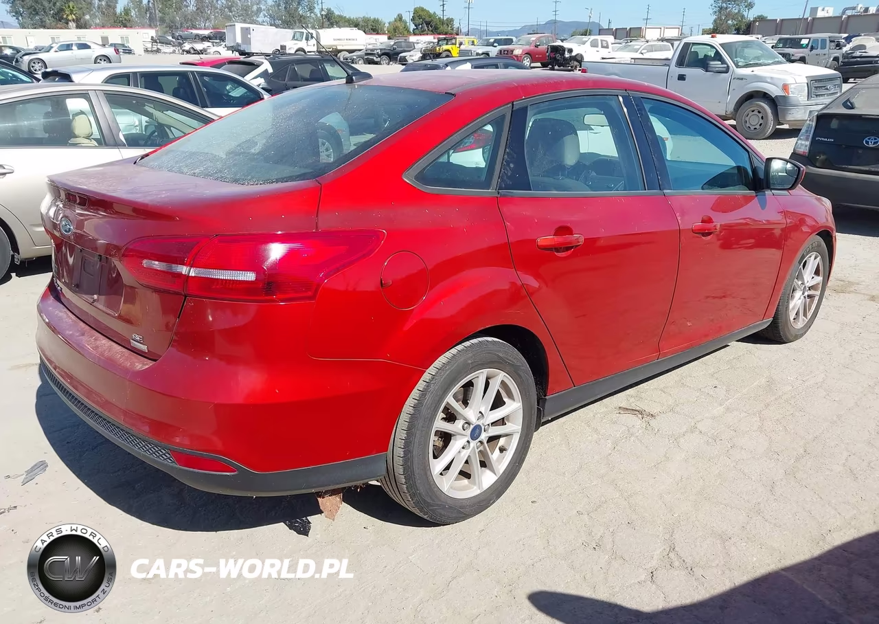 2018 Ford Focus Se VIN:1FADP3FE9JL264972 - 4