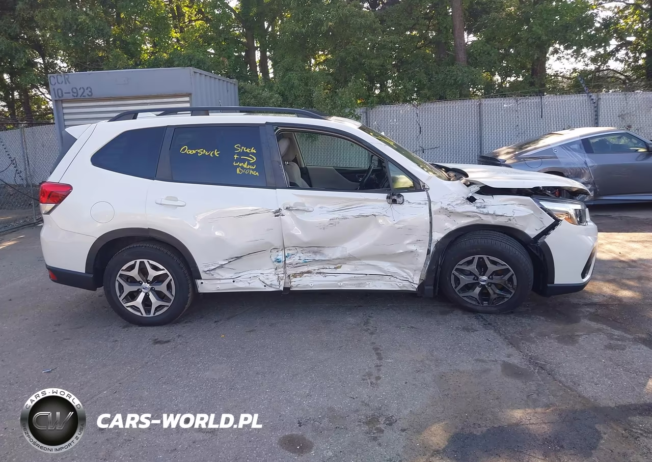 2019 Subaru Forester Premium VIN:JF2SKAECXKH566555 - 13
