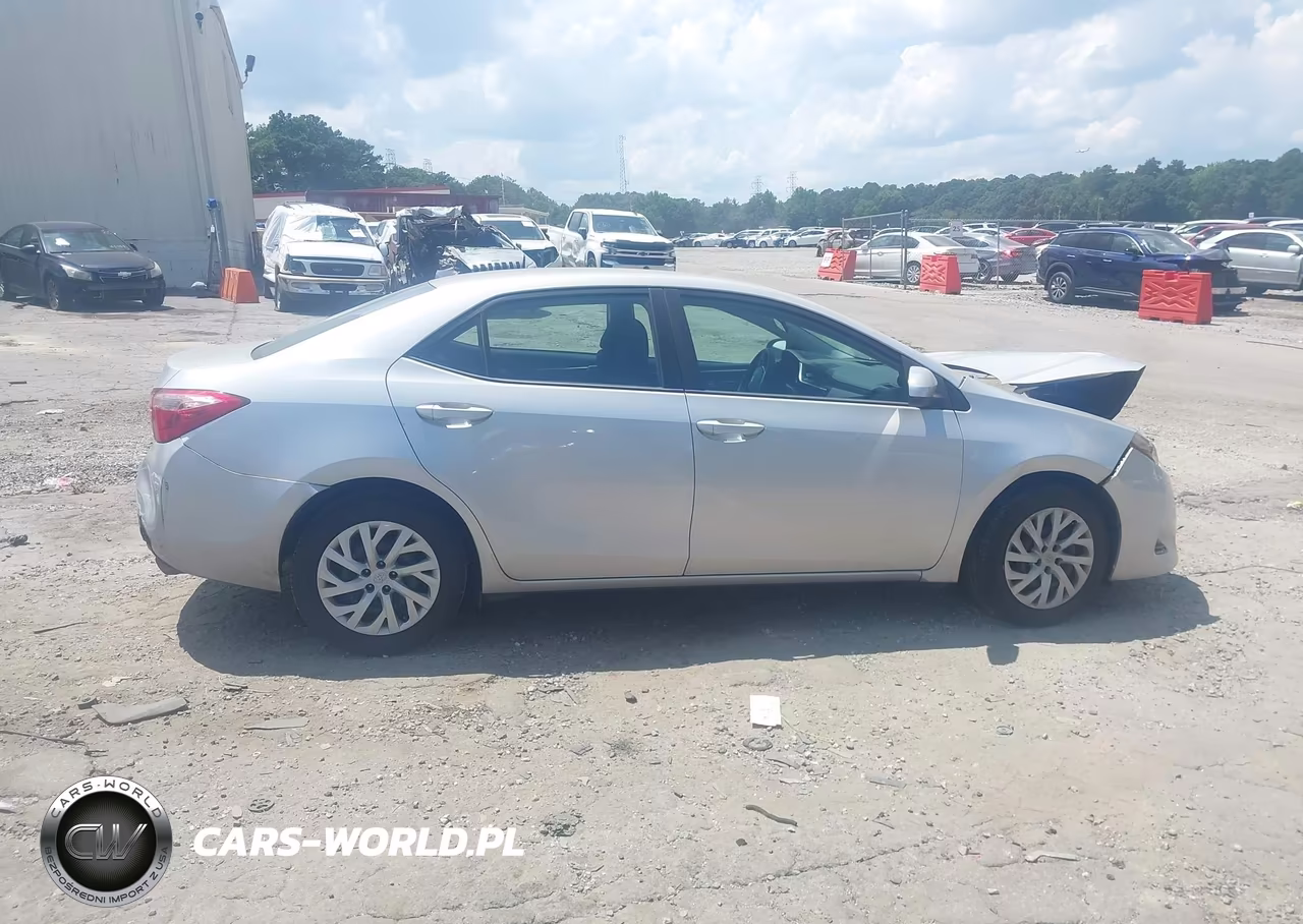2018 Toyota Corolla Le VIN:5YFBURHE6JP852524 - 13