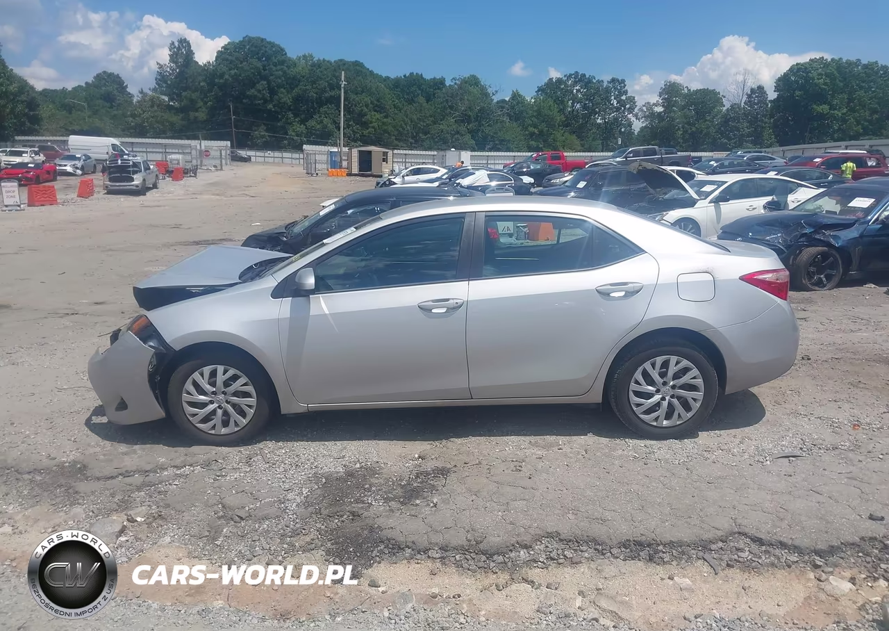 2018 Toyota Corolla Le VIN:5YFBURHE6JP852524 - 14