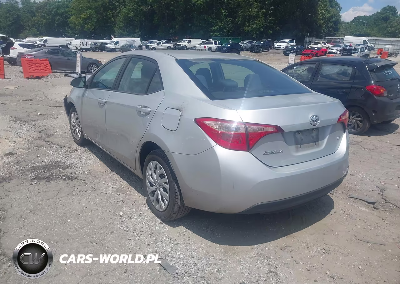 2018 Toyota Corolla Le VIN:5YFBURHE6JP852524 - 3